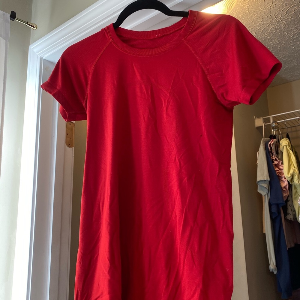 Lululemon swiftly tech- red